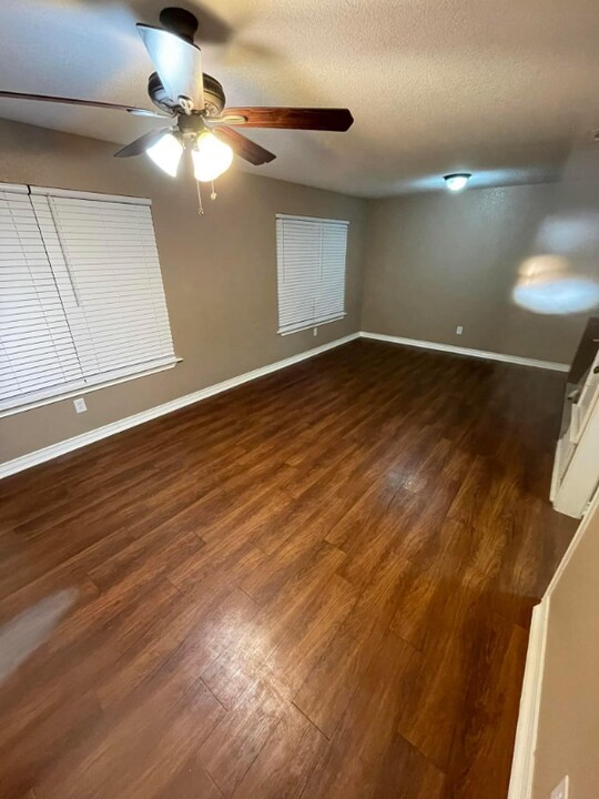 119 Circle Ct in Pleasanton, TX - Building Photo