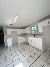 12010 NE 12th Ct in Biscayne Park, FL - Foto de edificio - Building Photo