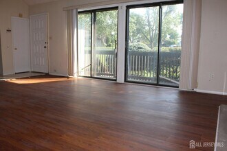 157 Westgate Dr in Edison, NJ - Building Photo - Building Photo