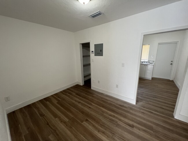 614 NE 3rd St in Hallandale Beach, FL - Foto de edificio - Building Photo