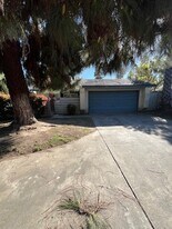 2450 S Cain Ct in Visalia, CA - Building Photo