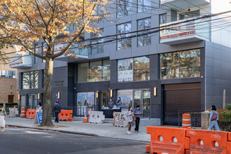 Penrose Tower in Flushing, NY - Foto de edificio - Building Photo