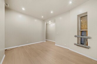 3244 W Fulton Blvd in Chicago, IL - Building Photo - Interior Photo