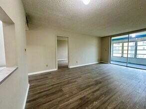 6020 NW 64th Ave in Tamarac, FL - Foto de edificio - Building Photo