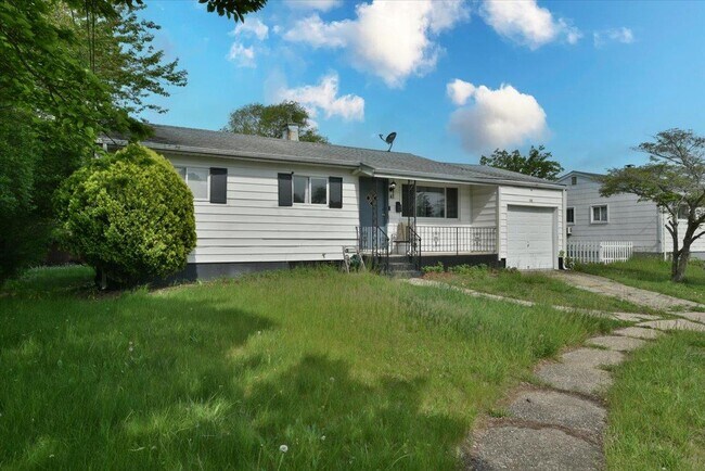 47 Robin Hill Pl in Brentwood, NY - Building Photo - Building Photo