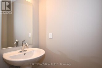 327 Doak Ln in Newmarket, ON - Building Photo - Building Photo
