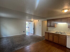 1041 8th Ave, Unit 101 in Longview, WA - Building Photo - Building Photo