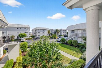 18 Colonial Club Dr in Boynton Beach, FL - Building Photo - Building Photo