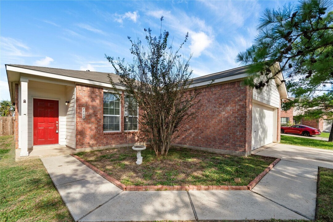 8810 Willow Spur Dr in Tomball, TX - Building Photo