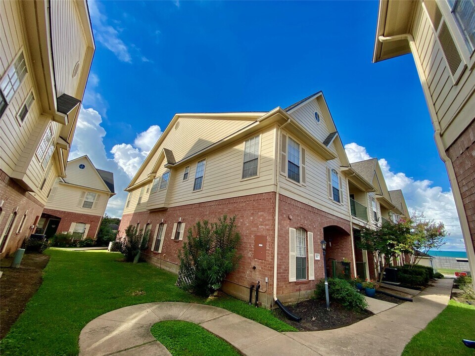 2710 Grants Lake Blvd in Sugar Land, TX - Building Photo