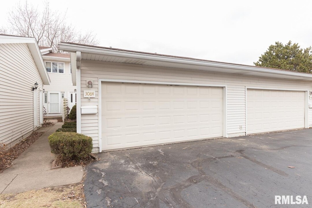 3084 Parkwild Dr in Bettendorf, IA - Building Photo