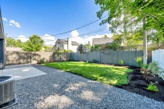 1210 E Bonner Way in Millcreek, UT - Foto de edificio - Building Photo