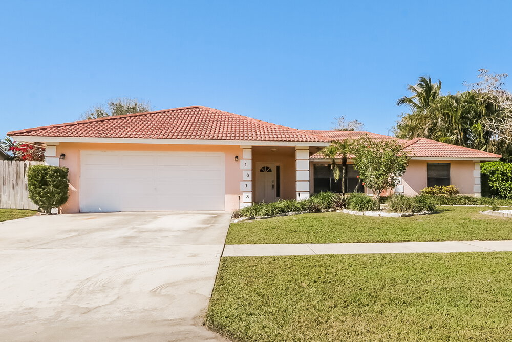 1815 Tulip Ln in Wellington, FL - Building Photo