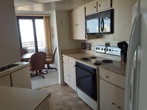 1 Oceans West Blvd, Unit 10A4 in Daytona Beach, FL - Building Photo - Building Photo