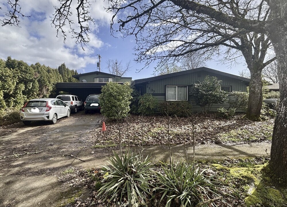 1137 NW Dixon St, Unit Main House in Corvallis, OR - Building Photo