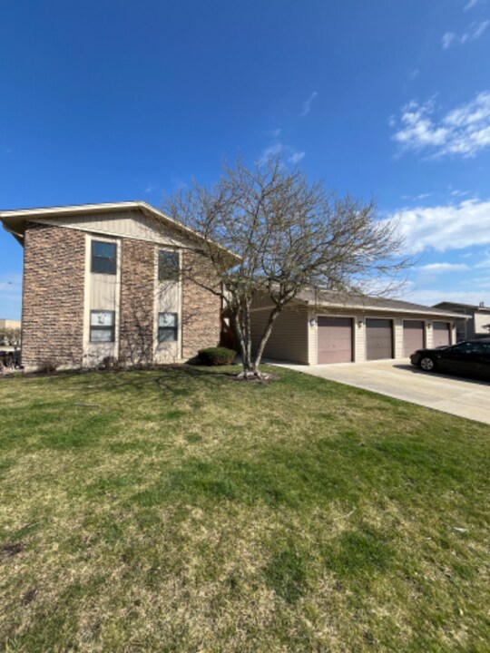 5820 Wilshire Ct in Hanover Park, IL - Building Photo