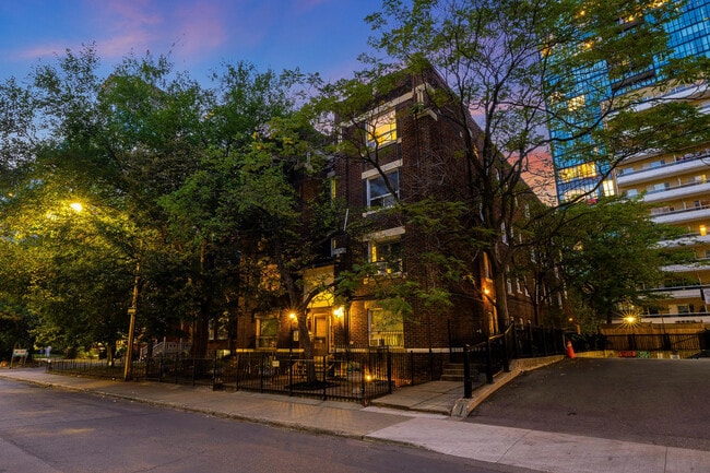 96 Isabella St