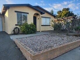 135 Avenida Del Gato in Oceanside, CA - Building Photo