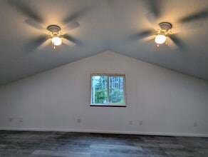 1002 Pioneer Rd, Unit Upstairs Apartment in Dallas, OR - Foto de edificio - Building Photo