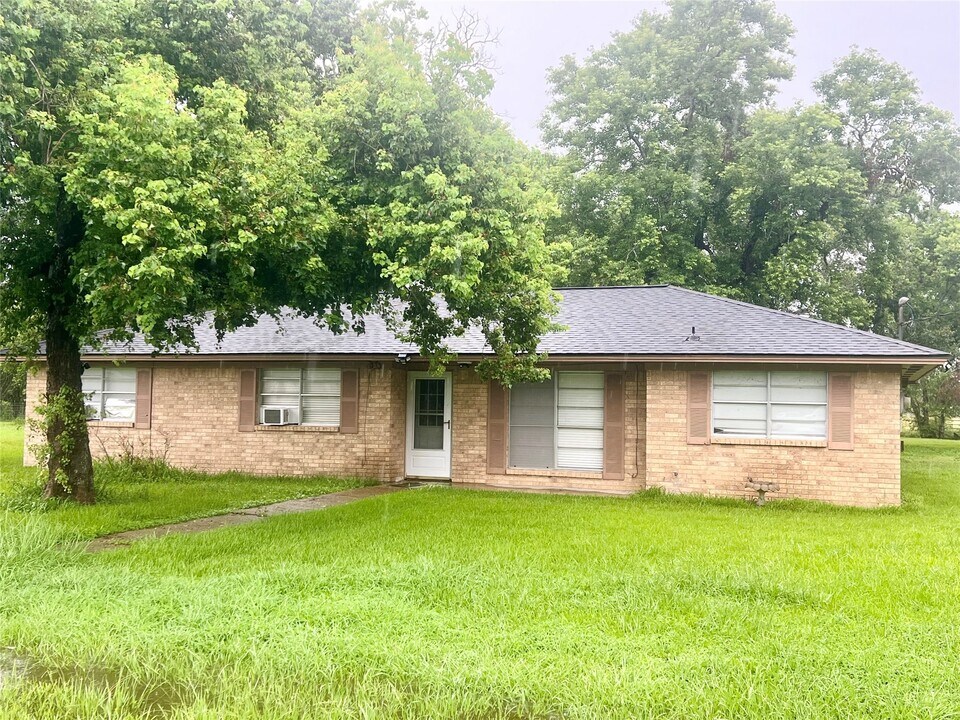 16109 Clarence St in Needville, TX - Building Photo