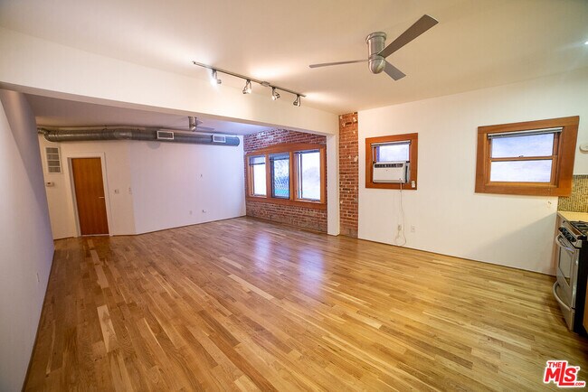 8 Brooks Ave in Los Angeles, CA - Building Photo - Building Photo