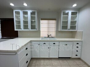 715 S Woodland St in Visalia, CA - Foto de edificio - Building Photo