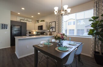 San Mateo Townhomes in Phoenix, AZ - Building Photo - Building Photo