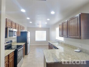 10044 W Highland Ave in Phoenix, AZ - Foto de edificio - Building Photo