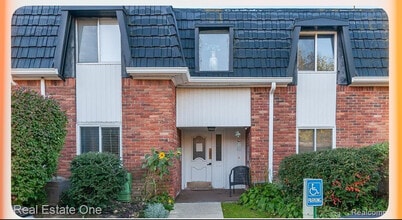 1836 Colonial Village Way in Waterford Township, MI - Building Photo - Building Photo