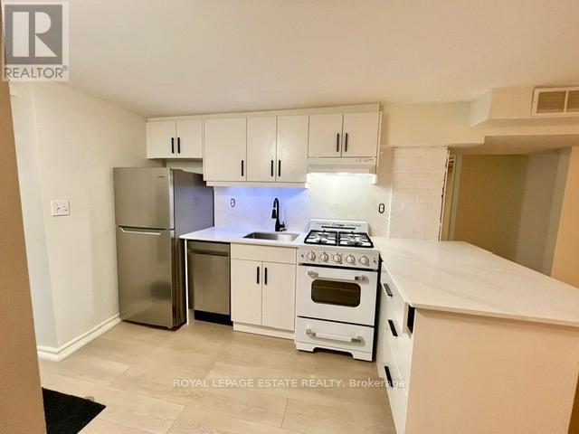 5 Edgewood Gardens in Toronto, ON - Building Photo - Building Photo