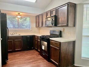2002 Castle Bluff Dr in San Marcos, TX - Building Photo - Building Photo