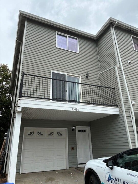 13414 SE Division St in Portland, OR - Building Photo