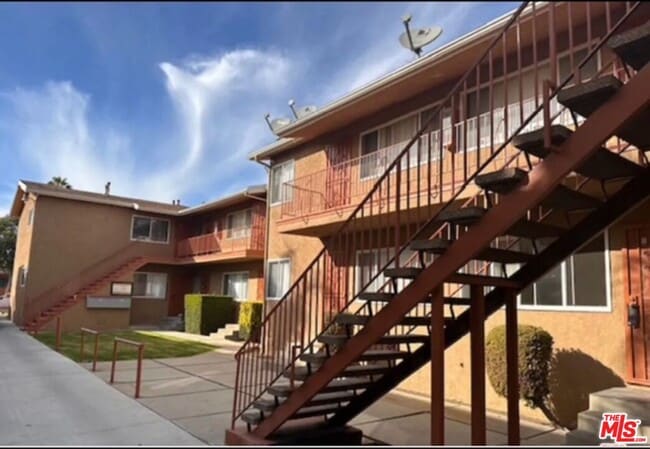 property at 6208 S Victoria Ave