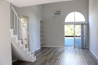 Oxnard Terrace in Van Nuys, CA - Foto de edificio - Building Photo