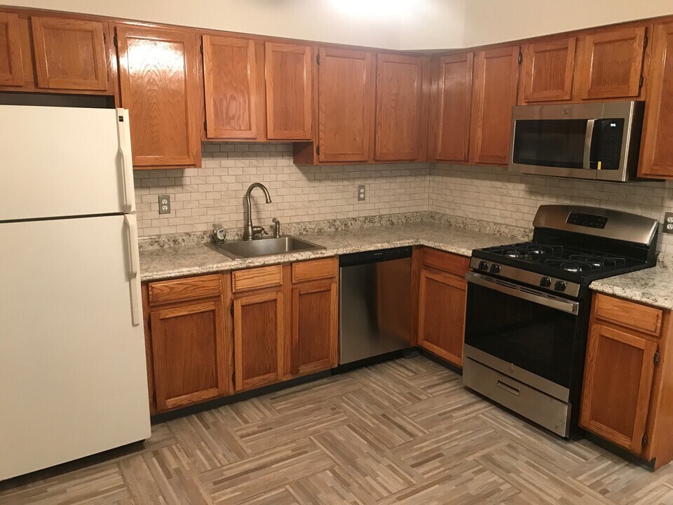404 Wedgewood Cir in Flemington, NJ - Building Photo
