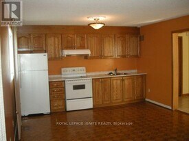 7463 Sigsbee Dr in Mississauga, ON - Building Photo