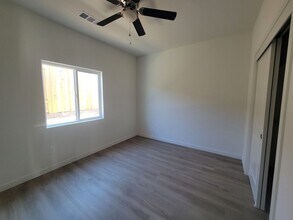 8402 Grandy St, Unit 8402 Grandy Unit B in Bakersfield, CA - Foto de edificio - Building Photo