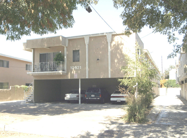 10921 Bloomfield St in North Hollywood, CA - Building Photo - Building Photo