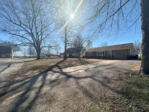 1014 N Farview Drive in Independence, MO - Building Photo - Building Photo