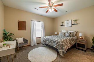 Lakeside Townhomes in Wichita, KS - Foto de edificio - Interior Photo