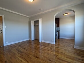 556 W Arlington Pl, Unit 2 in Chicago, IL - Building Photo - Building Photo
