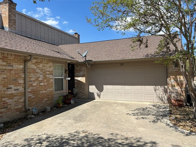 30 Oak Villa Rd in Canyon Lake, TX - Building Photo - Building Photo