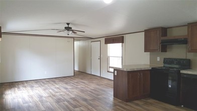 108 Young St in Willis, TX - Building Photo - Building Photo