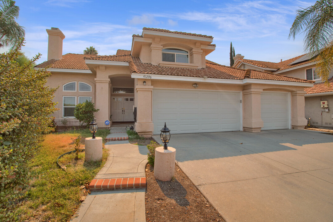 41296 Magnolia St in Murrieta, CA - Foto de edificio