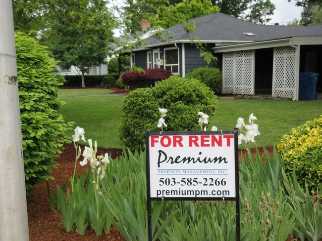 property at 713 Manbrin Dr N