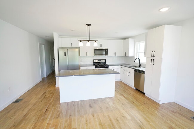 728 Seaport Dr in Elizabeth, NJ - Building Photo - Building Photo