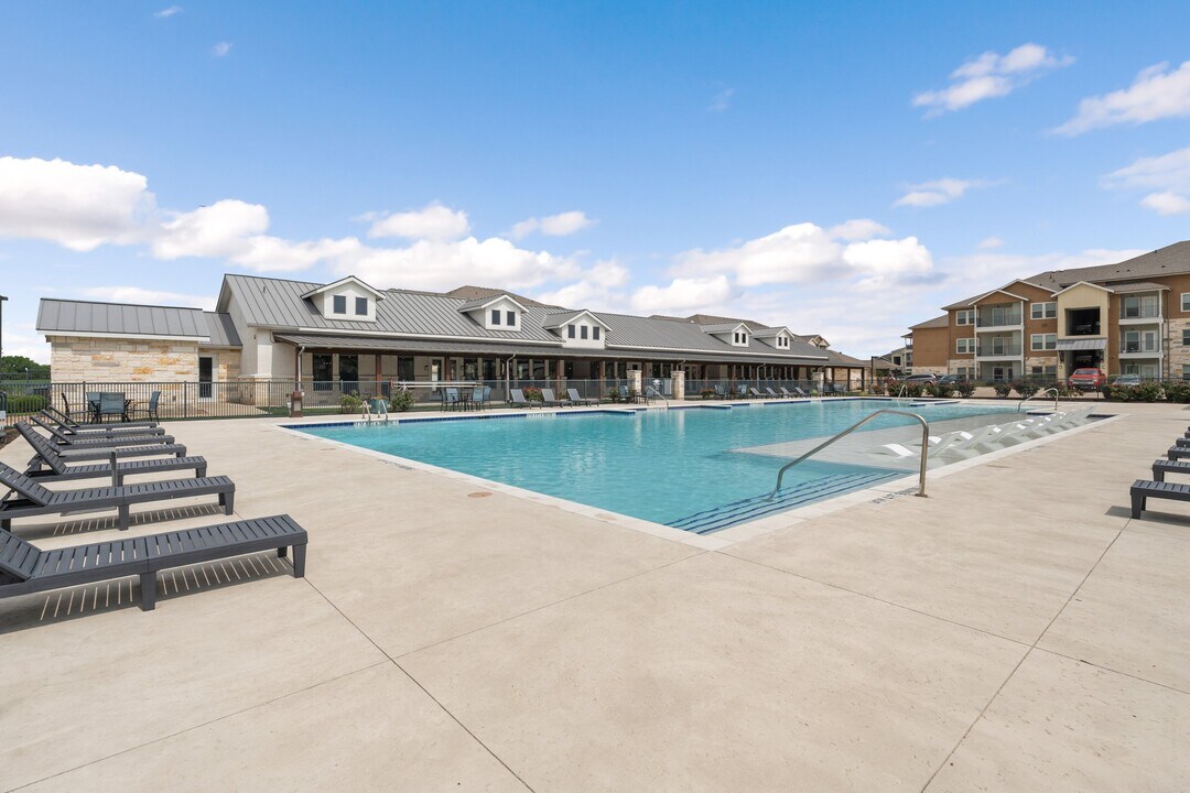 Biltmore at the Park in Pflugerville, TX - Building Photo
