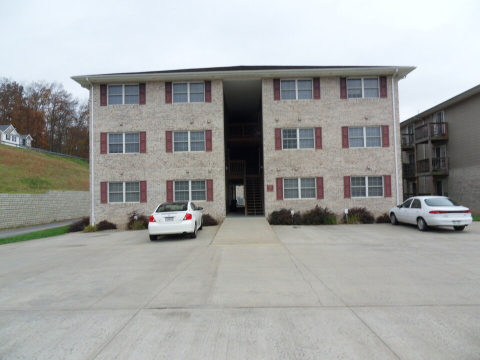 632 Creekside Dr in Morgantown, WV - Building Photo