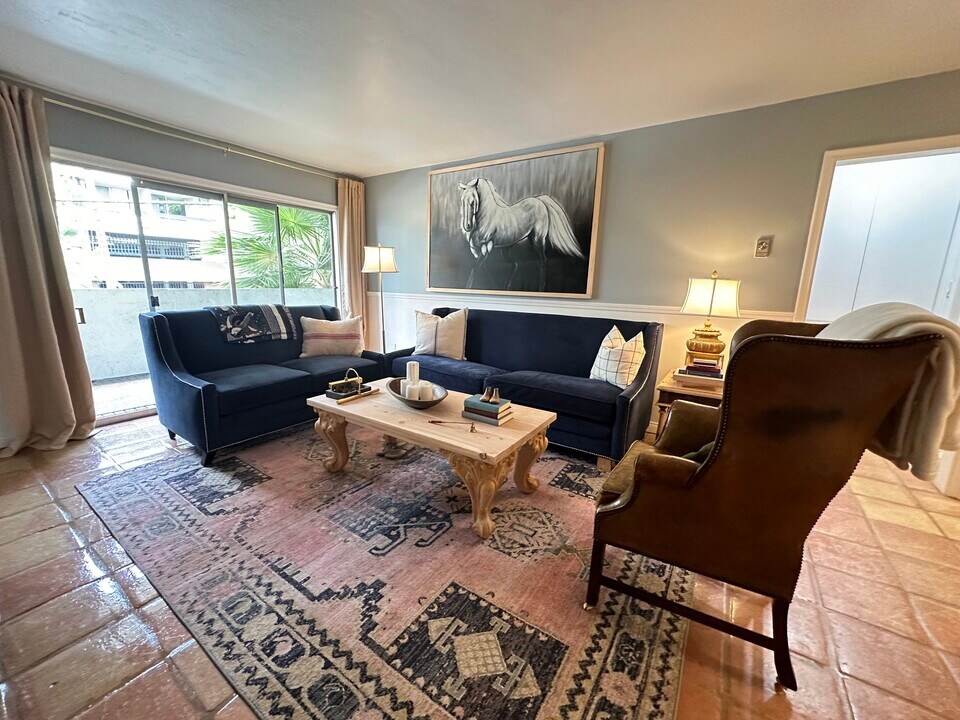960 Larrabee St in West Hollywood, CA - Building Photo