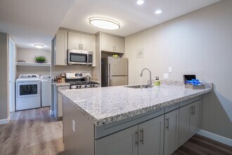 Creekside Gardens in Vacaville, CA - Foto de edificio - Interior Photo